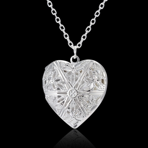 Carved Design Love Necklace Personalized Heart-shaped Photo Frame Pendant Necklace For Women Family Jewelry For Valentine's Day – Image 4